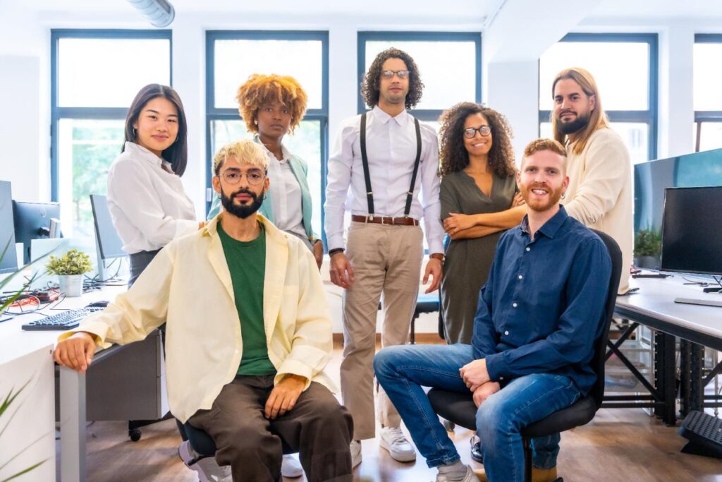 Equip jove i divers posant en un entorn d’oficina moderna, representant el compromís amb la igualtat, la inclusió i la diversitat a l’empresa.