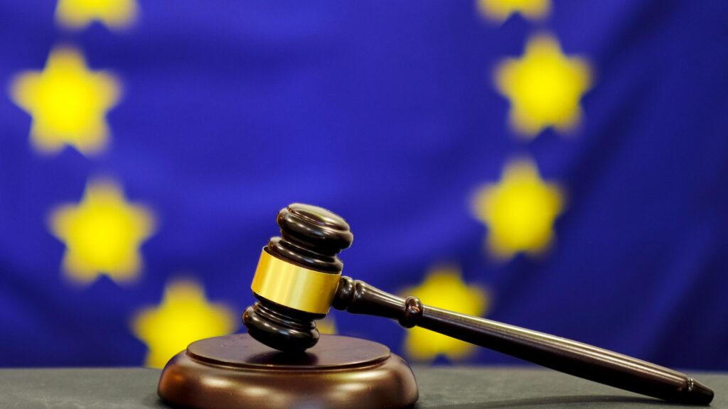 Martell judicial sobre un suport amb la bandera de la Unió Europea de fons, símbol del marc legal europeu i la normativa en matèria de drets digitals.